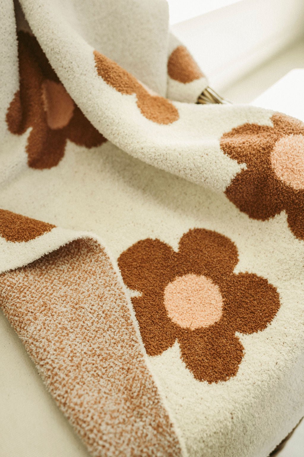 Daisy Plush Blanket - Caramel and Pink